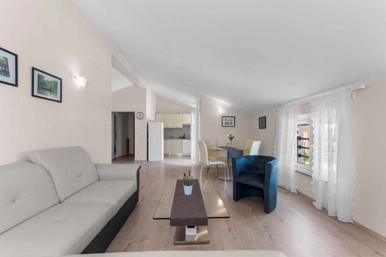 Villa Hope - Apartments With Shared Pool Poreč Eksteriør billede