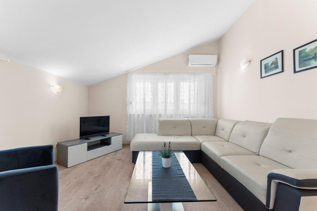 Villa Hope - Apartments With Shared Pool Poreč Eksteriør billede