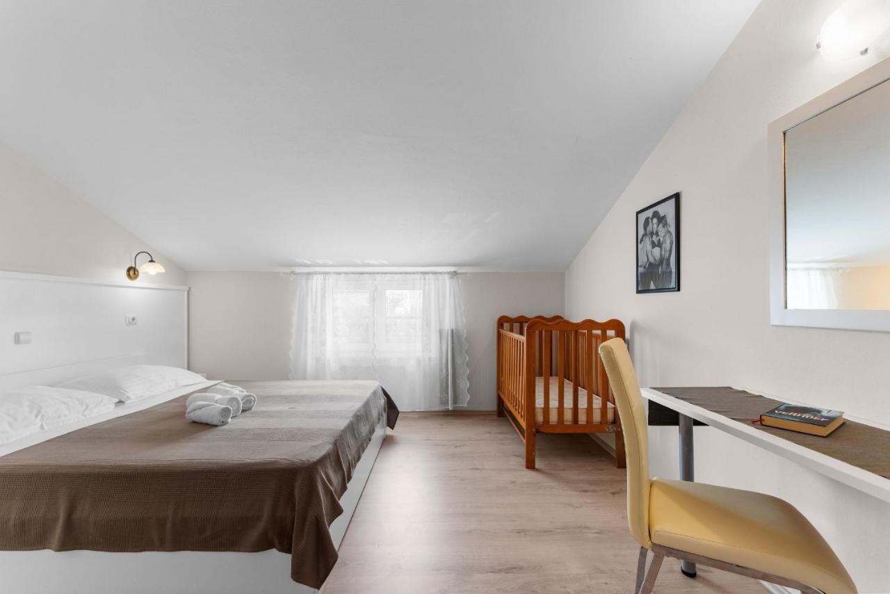 Villa Hope - Apartments With Shared Pool Poreč Eksteriør billede